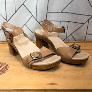 Dansko Tan Leather Buckle Clog Sandals Wood Grain Block Heel Womens 40 EU